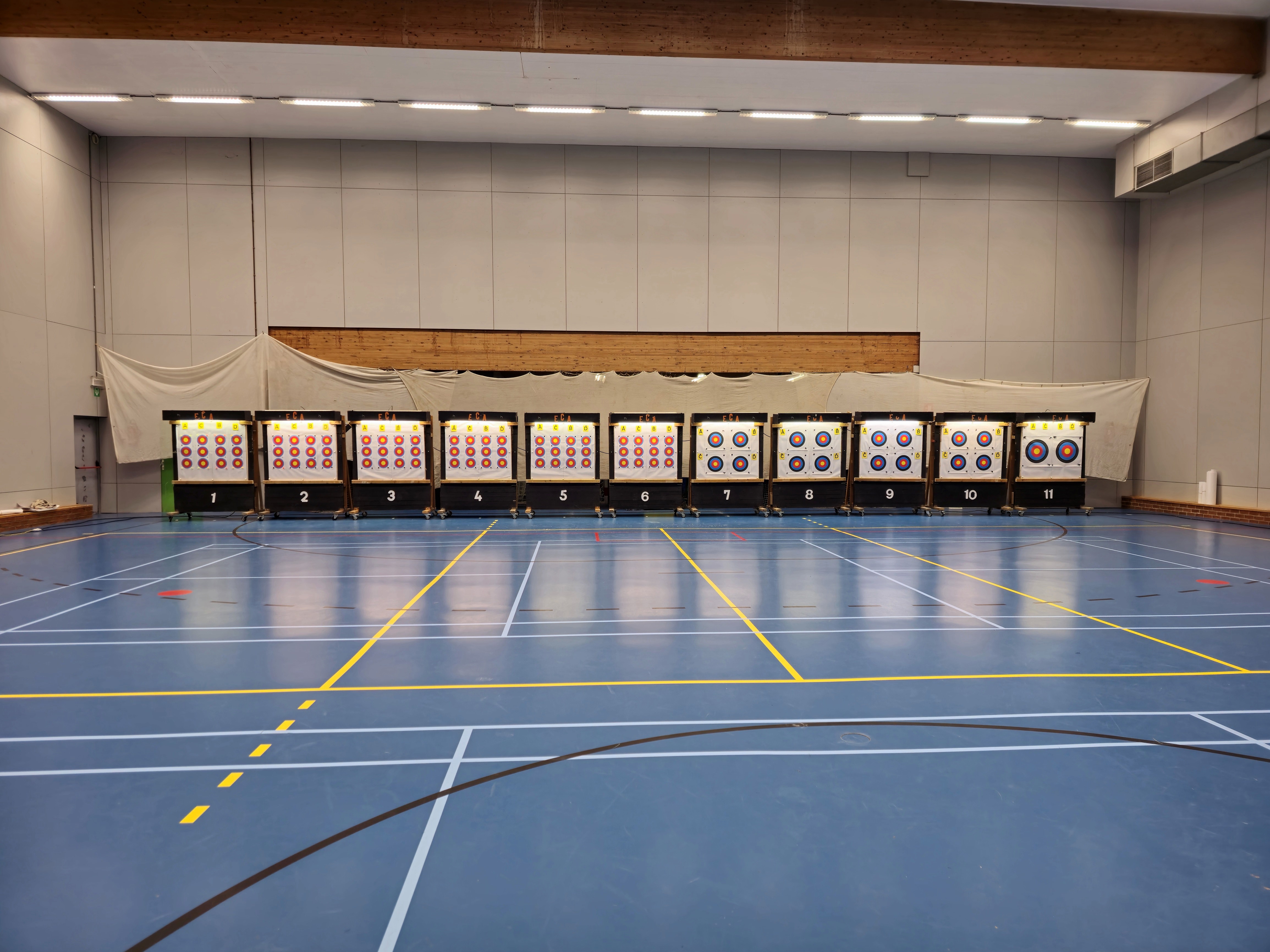 Salle de tir à l'arc intérieure, cibles alignées
